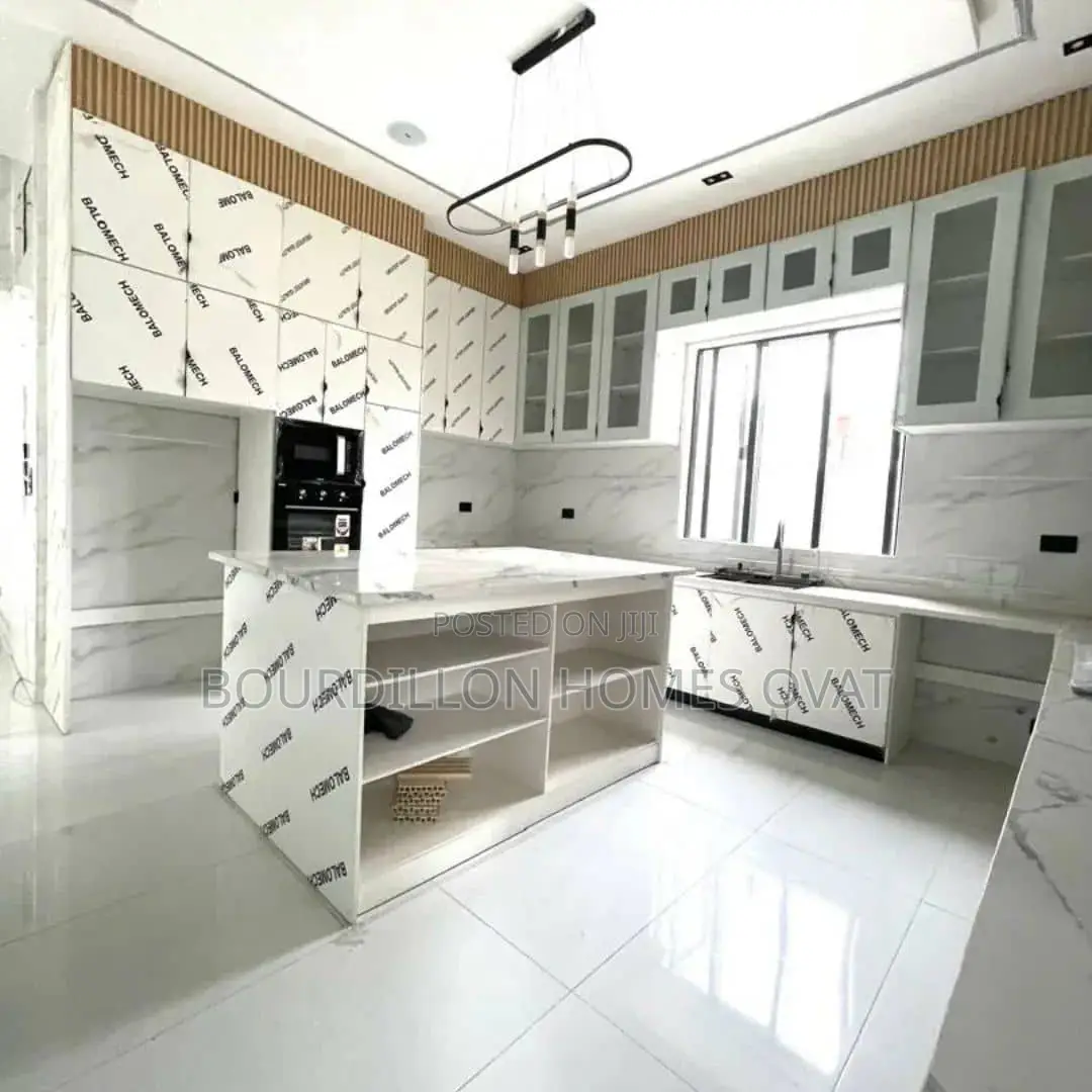 5bdrm Duplex in Chevron for sale