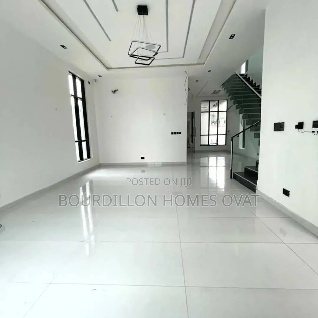 5bdrm Duplex in Chevron for sale