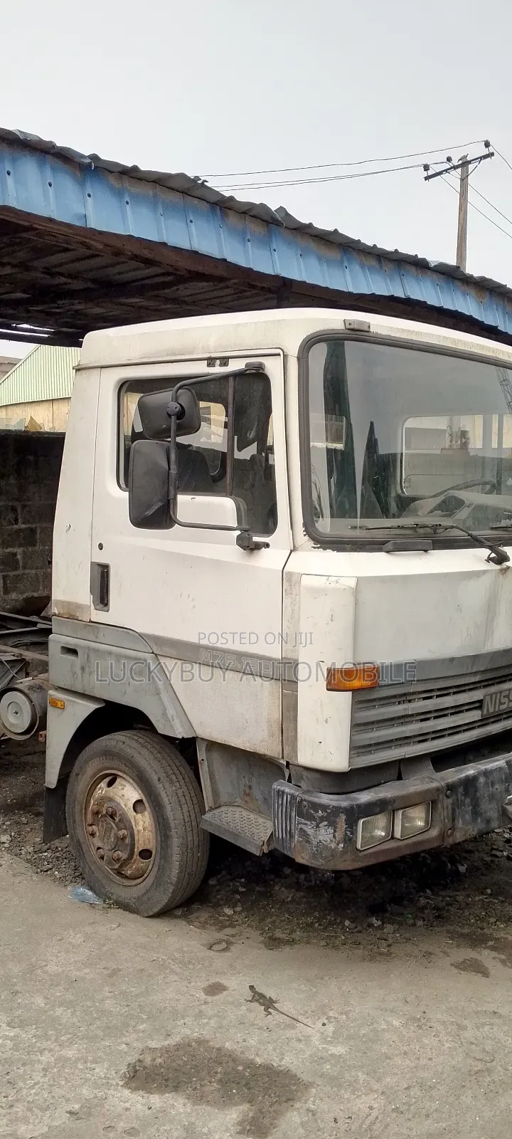 Nissan 6 Tires Truck