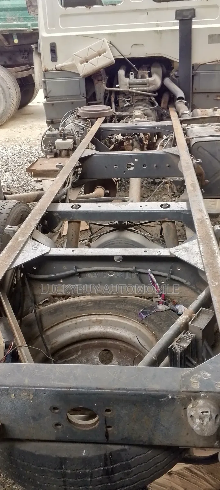 Nissan 6 Tires Truck