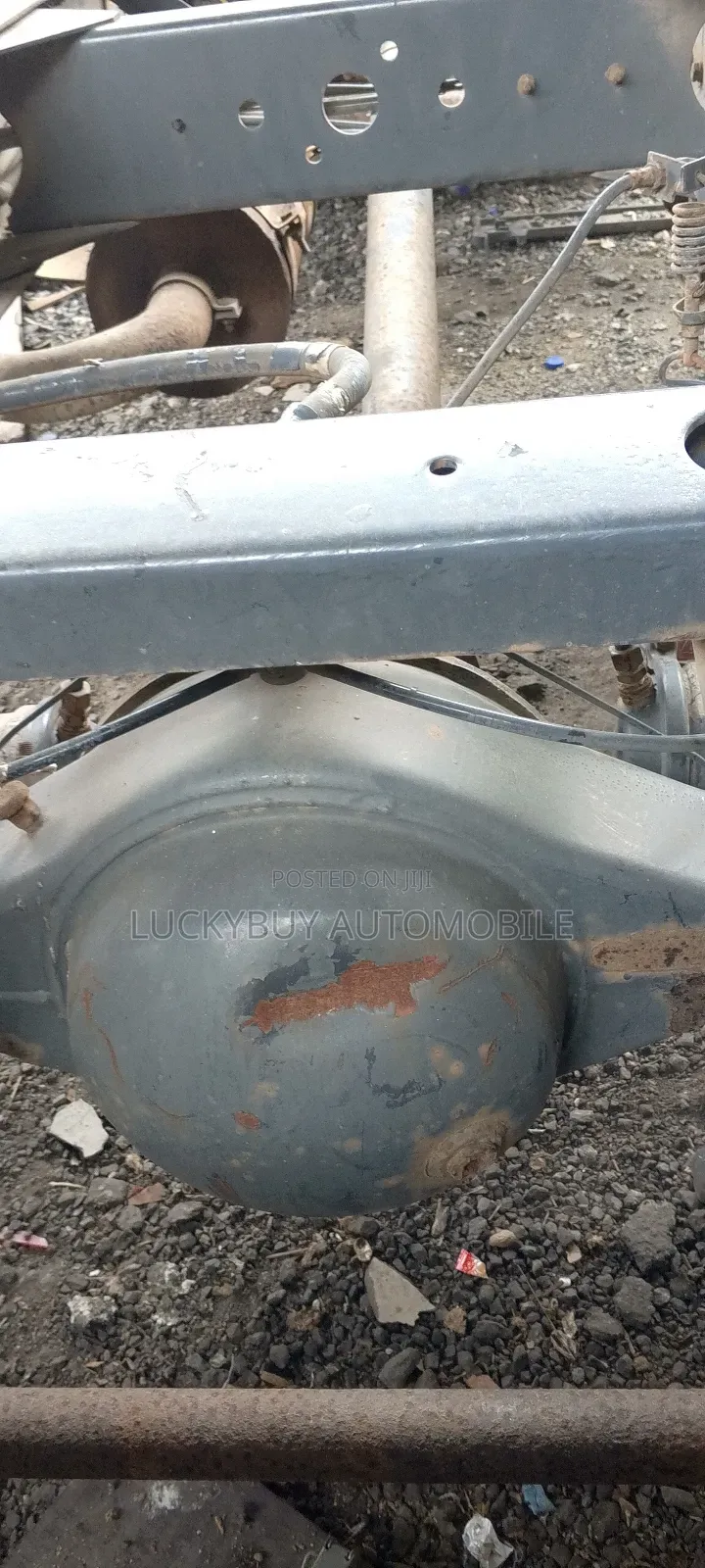 Nissan 6 Tires Truck