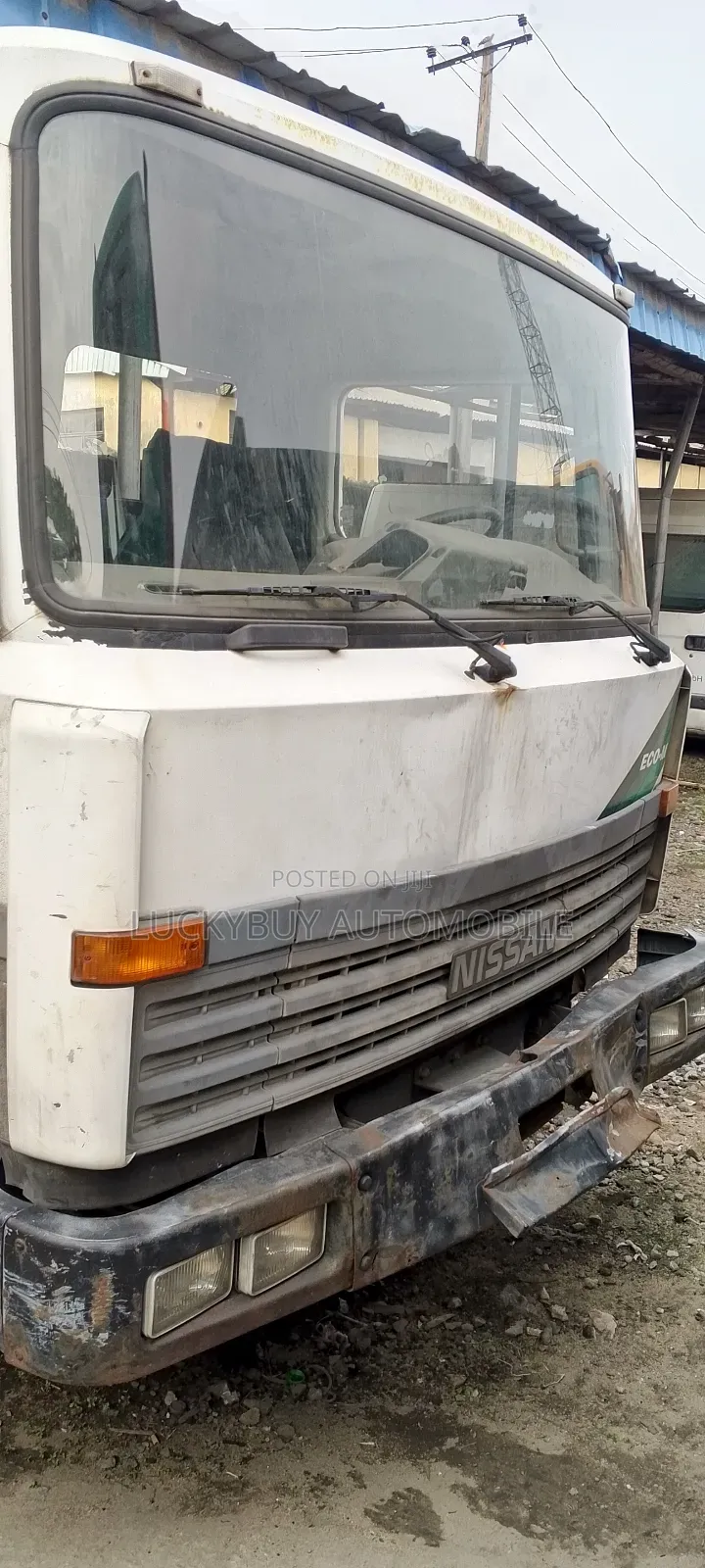 Nissan 6 Tires Truck