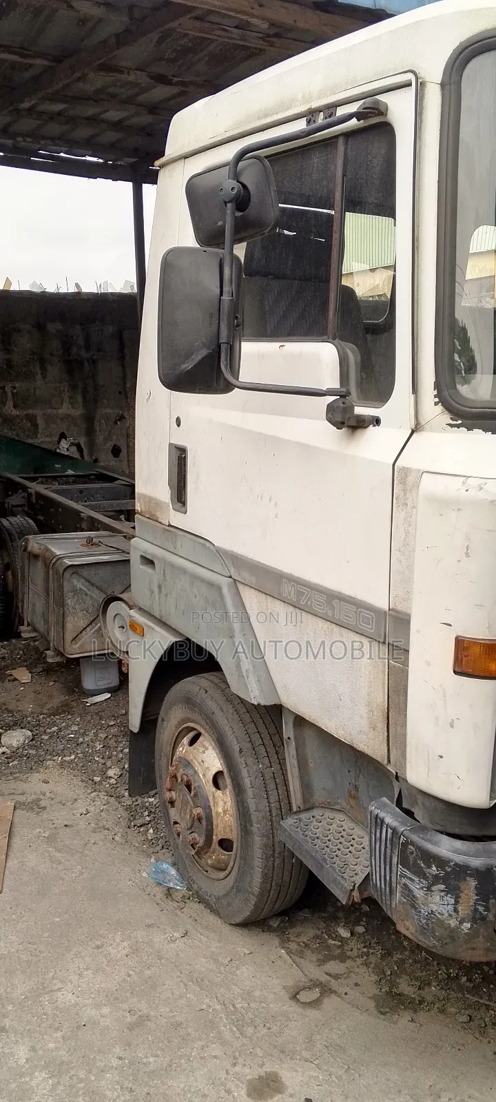 Nissan 6 Tires Truck