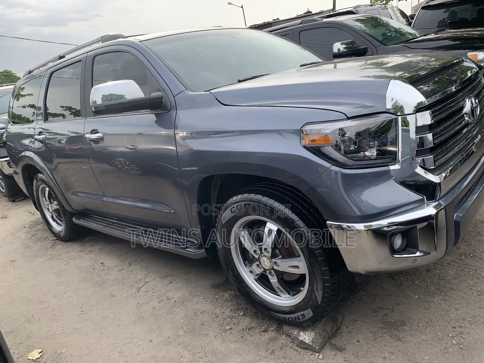 Toyota Sequoia Platinum 4dr SUV 4WD (5.7L 8cyl 6A) 2015 Gray