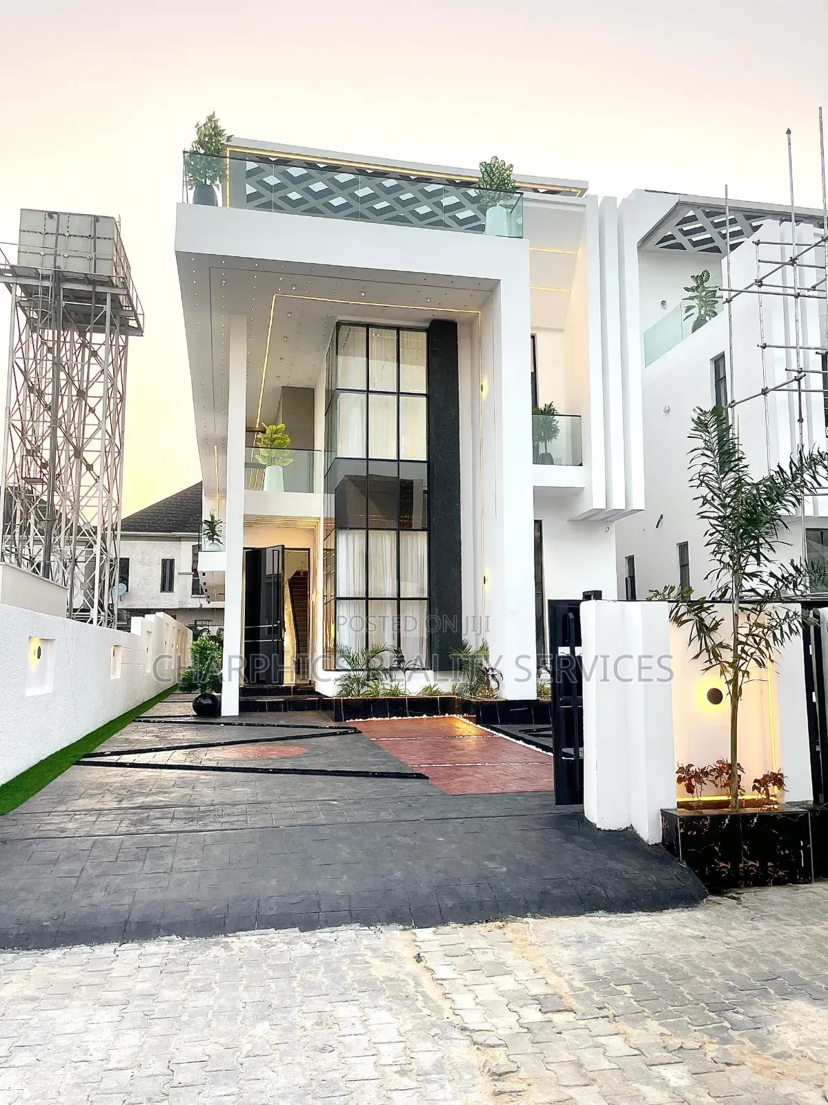 5bdrm Duplex in Chevron for sale