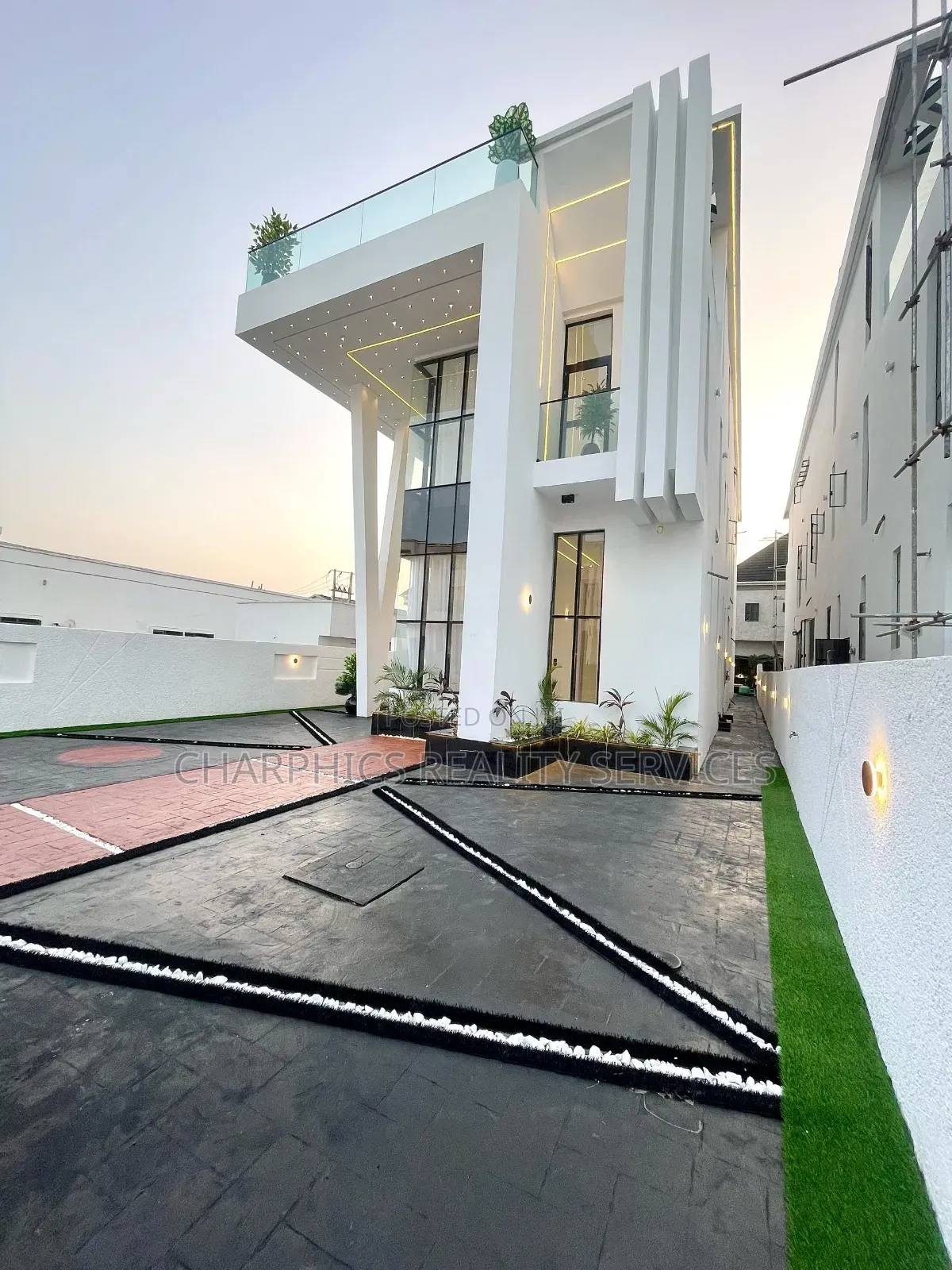 5bdrm Duplex in Chevron for sale