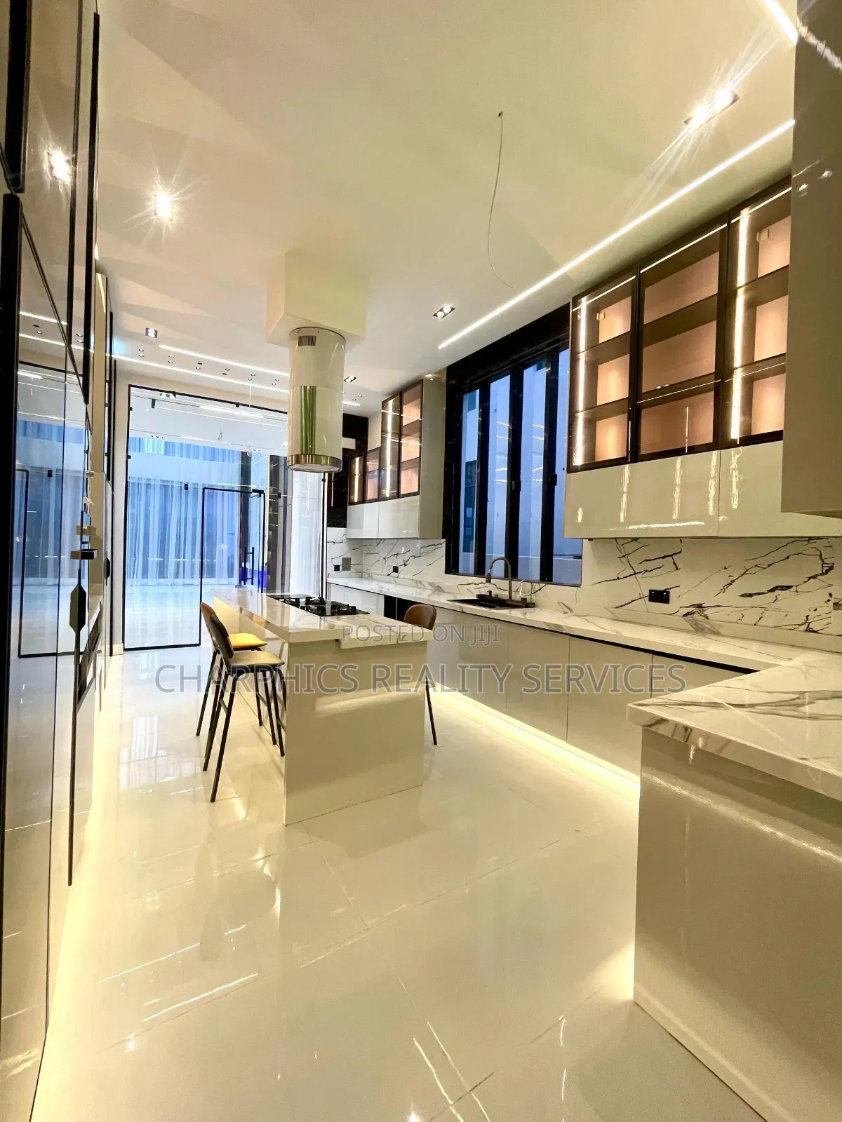 5bdrm Duplex in Chevron for sale
