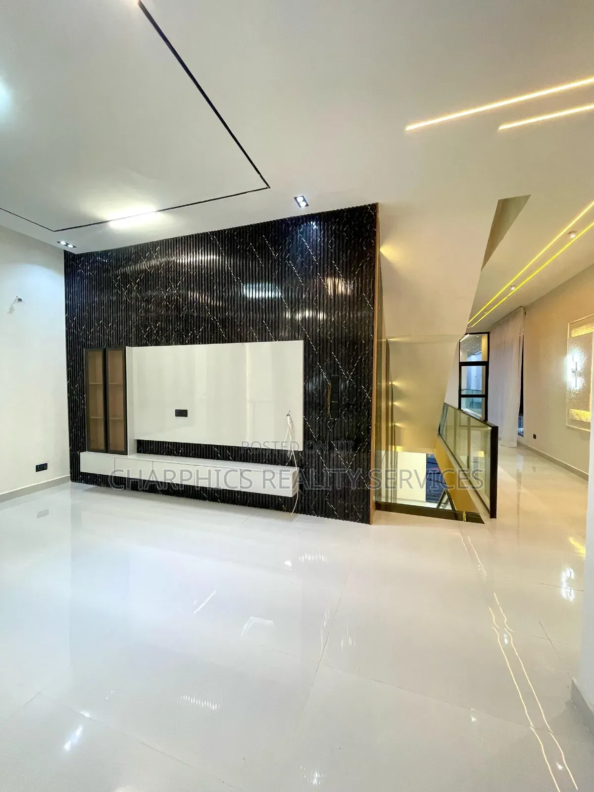 5bdrm Duplex in Chevron for sale