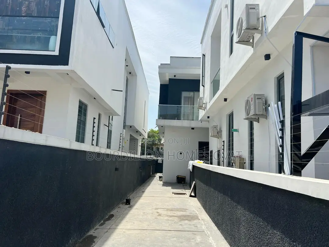 4bdrm Duplex in Chevron for sale