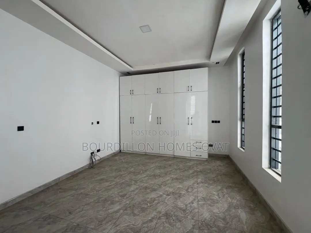 4bdrm Duplex in Chevron for sale