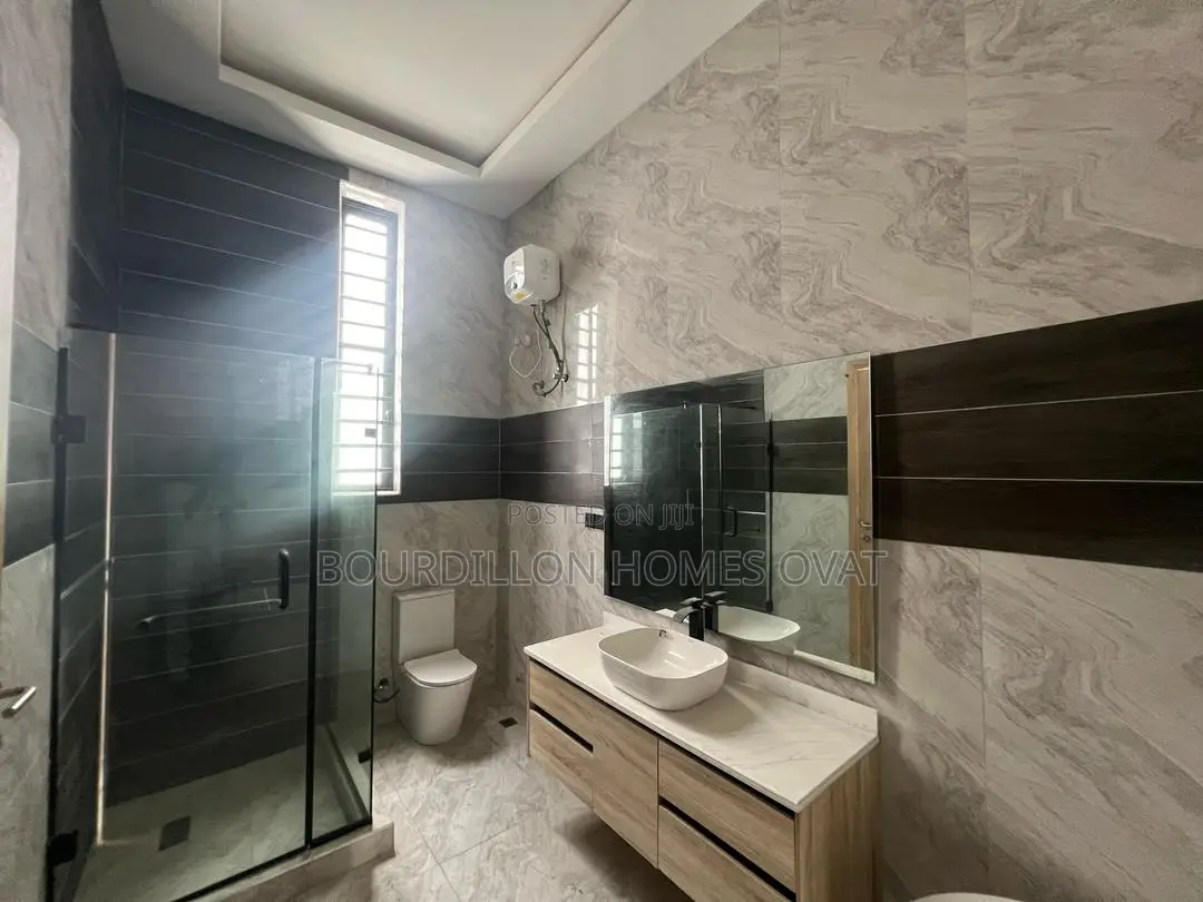 4bdrm Duplex in Chevron for sale