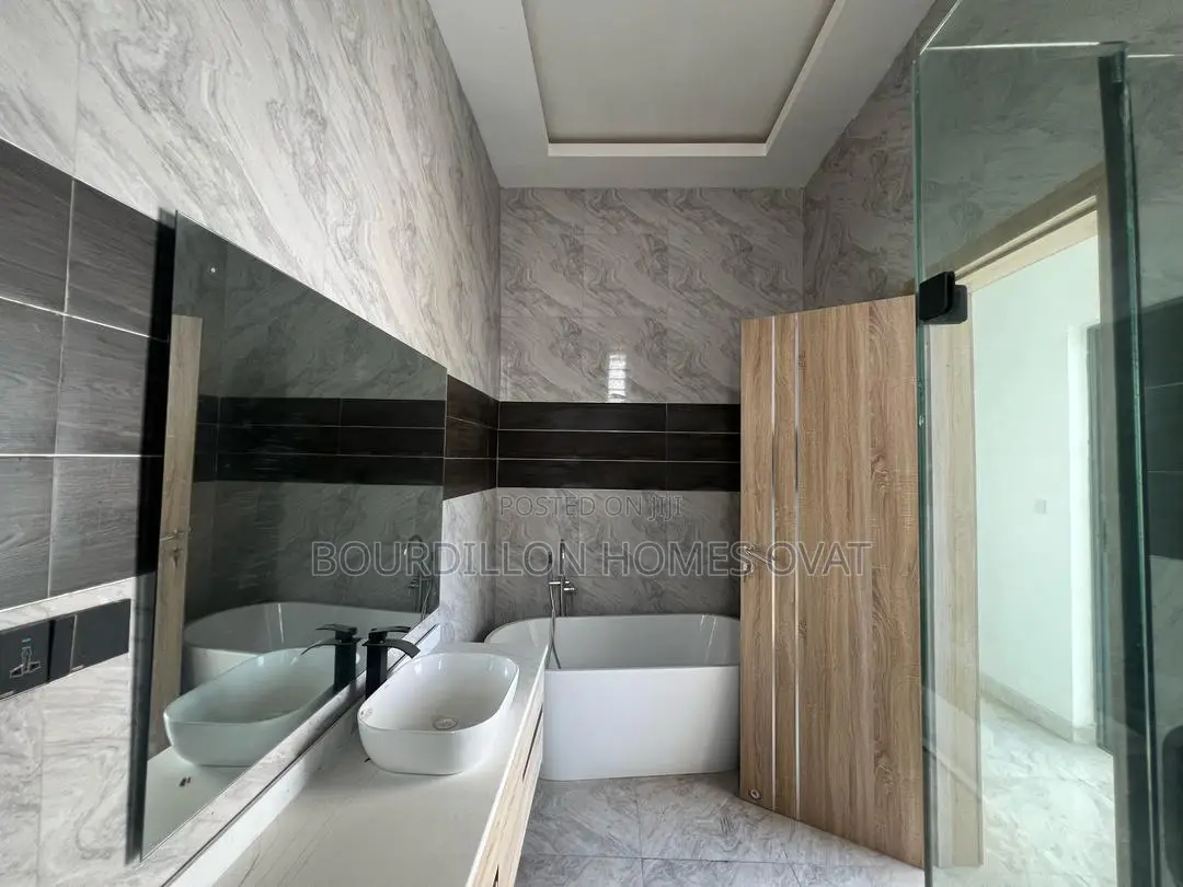 4bdrm Duplex in Chevron for sale