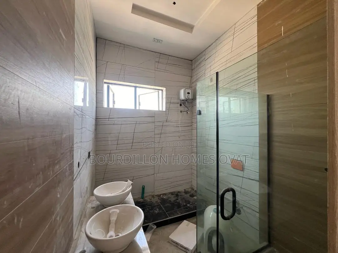 4bdrm Duplex in Chevron for sale