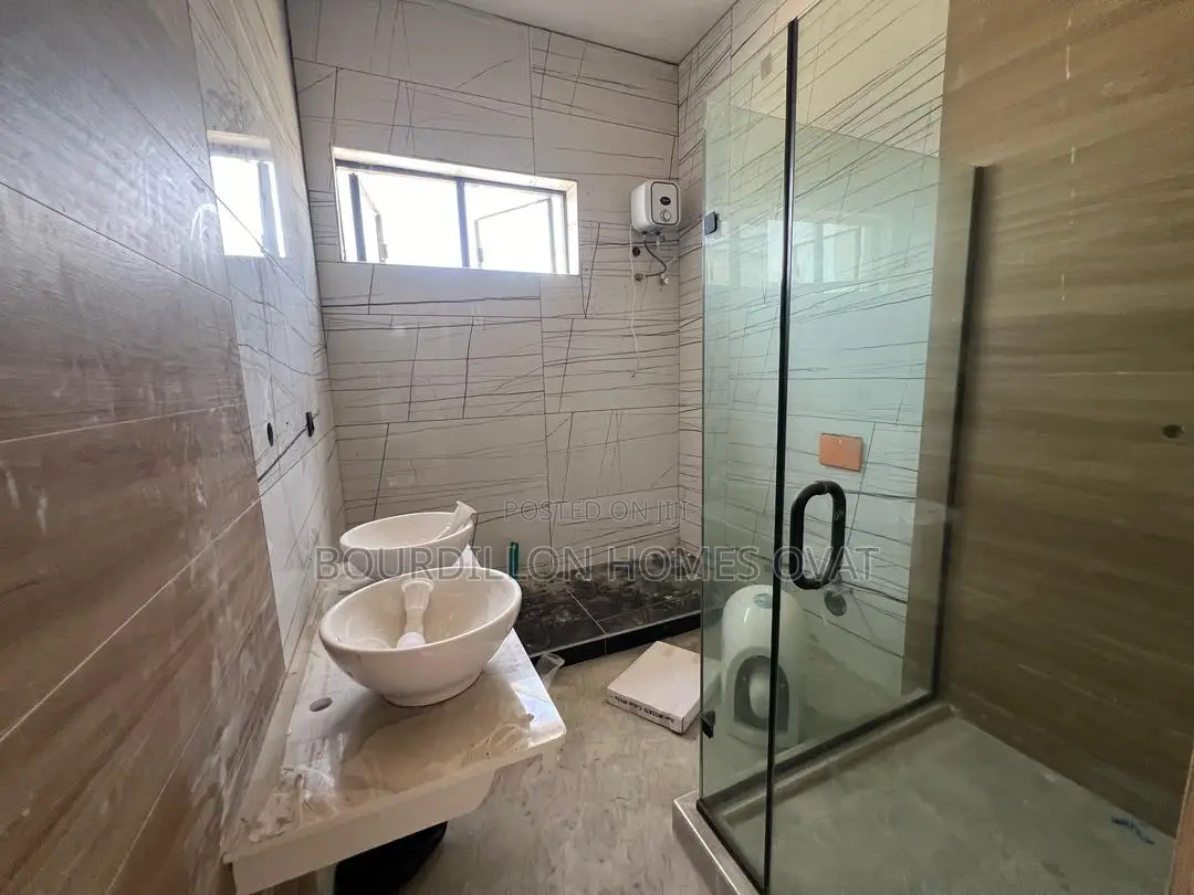 4bdrm Duplex in Chevron for sale