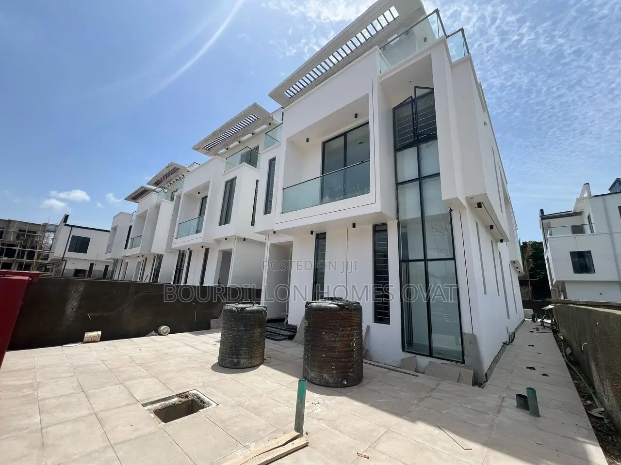 5bdrm Duplex in Chevron for sale
