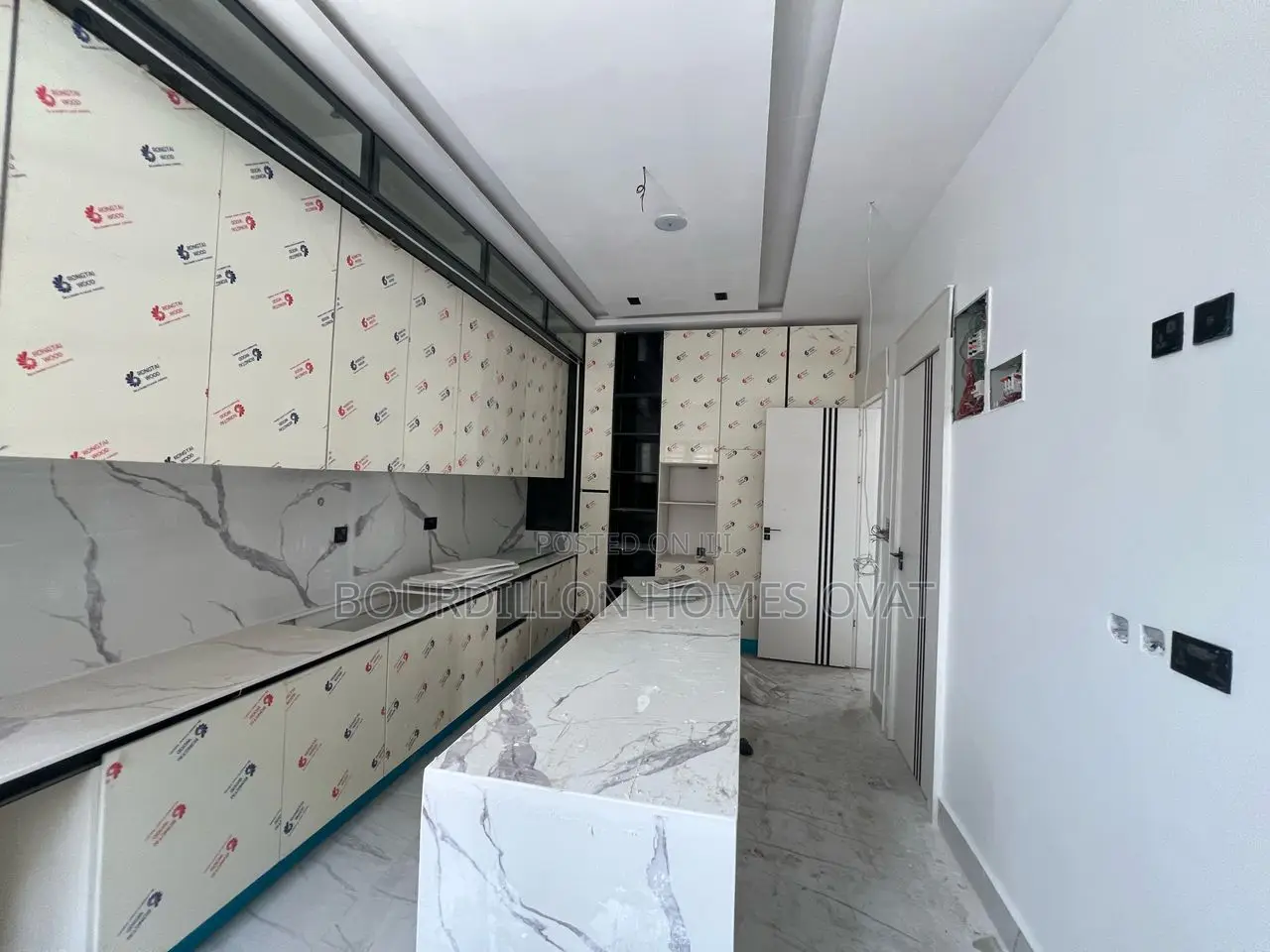5bdrm Duplex in Chevron for sale