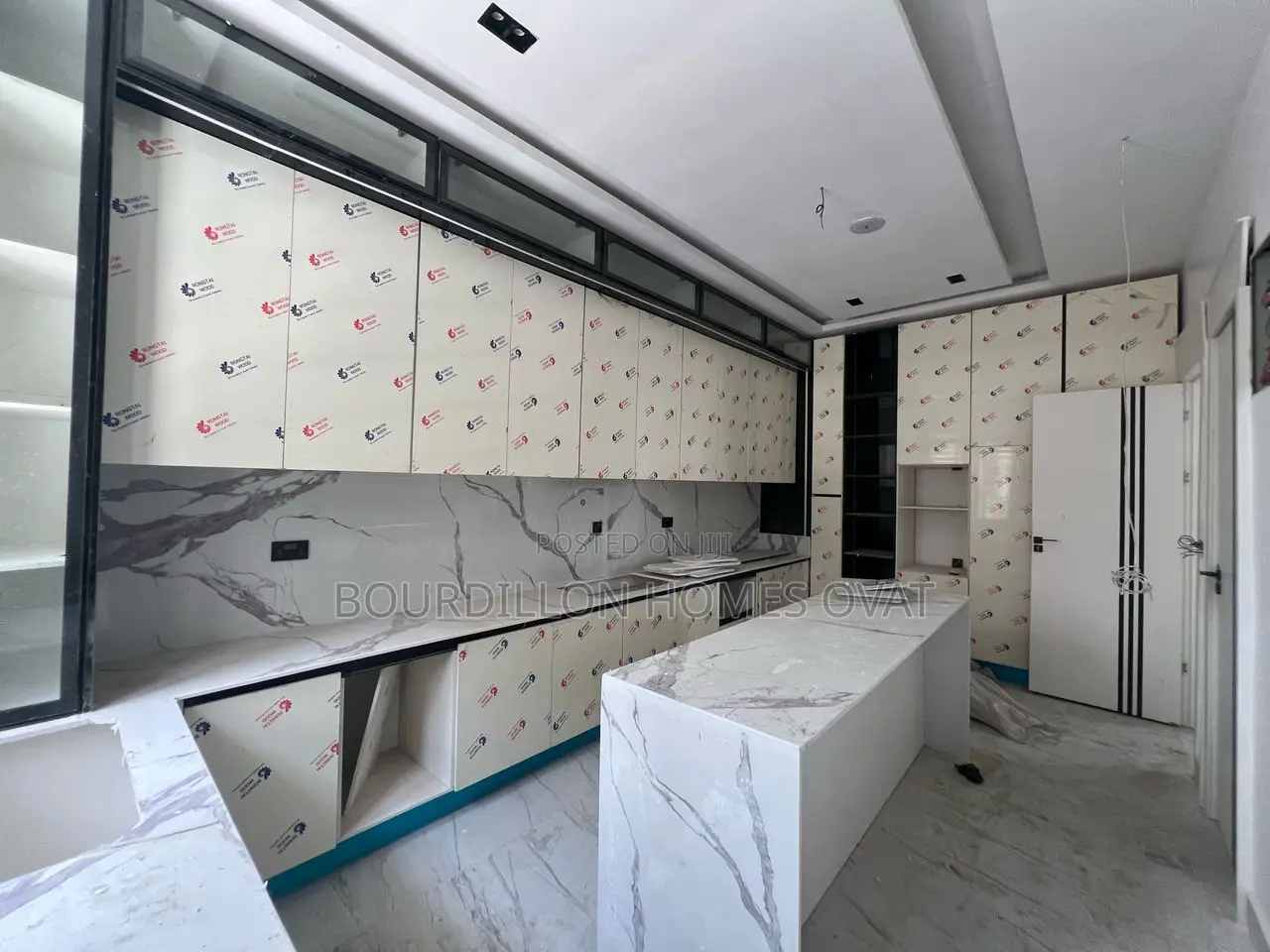 5bdrm Duplex in Chevron for sale