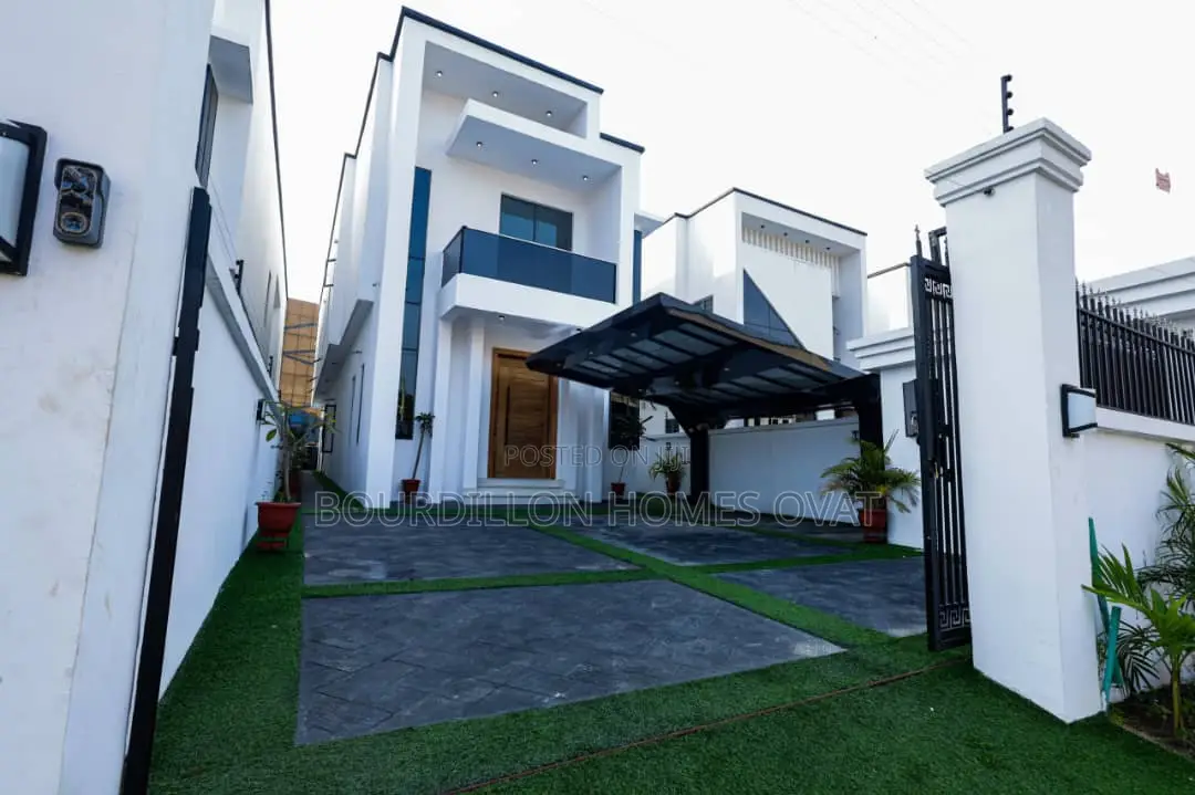 5bdrm Duplex in Chevron for sale