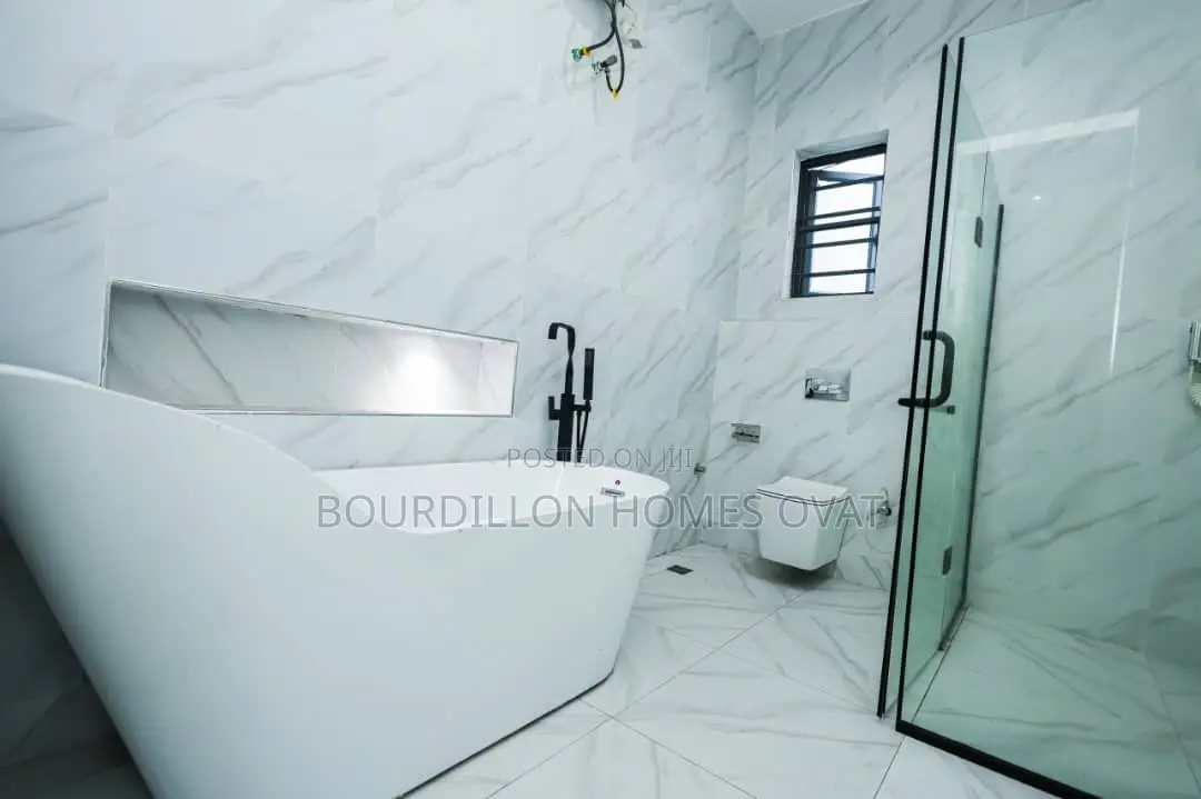 5bdrm Duplex in Chevron for sale