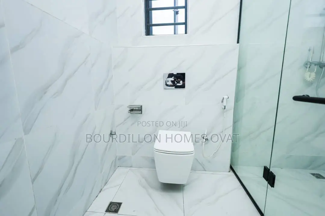 5bdrm Duplex in Chevron for sale