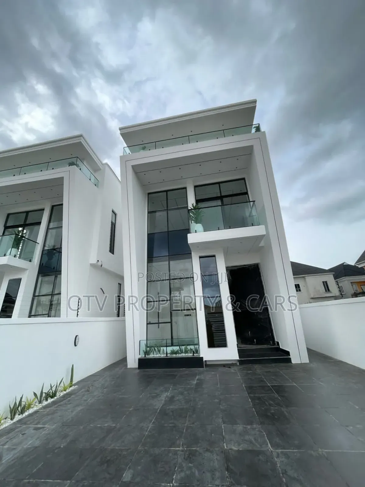 Furnished 5bdrm Duplex in Chevron for sale