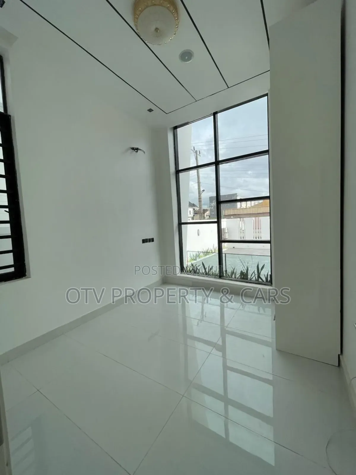 Furnished 5bdrm Duplex in Chevron for sale