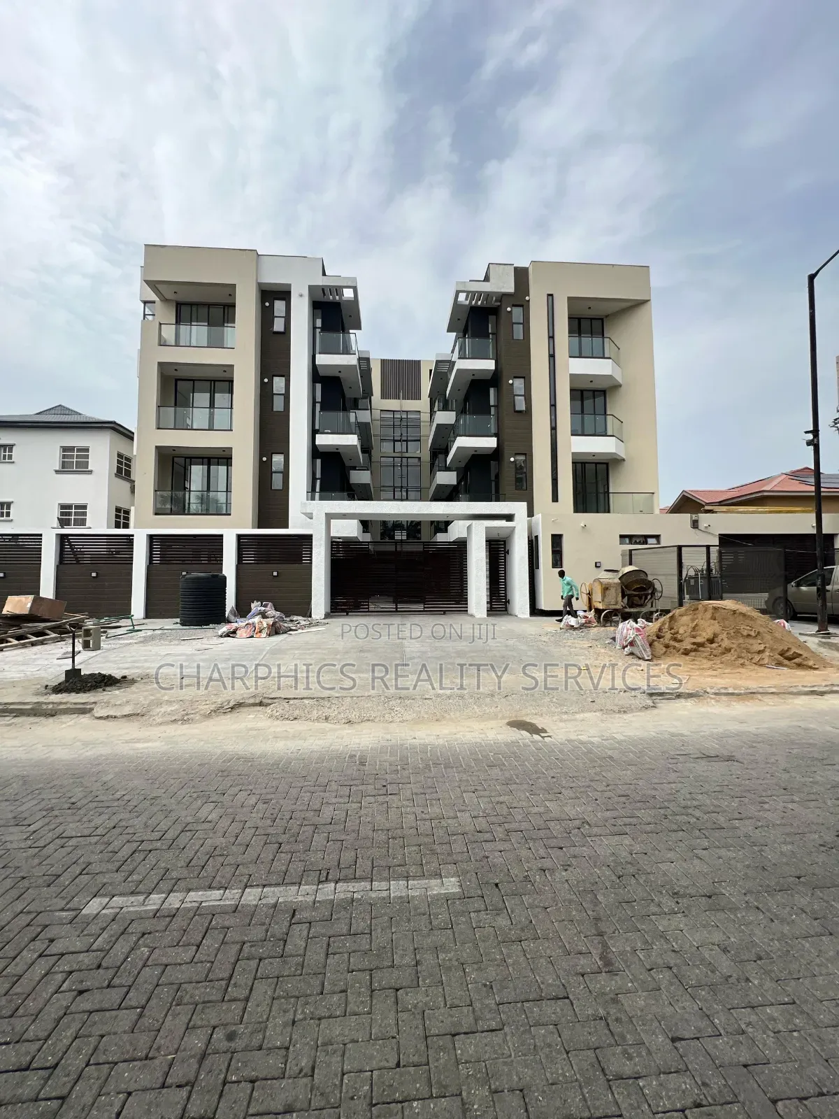 3bdrm Apartment in Lekki Phase 1 for sale