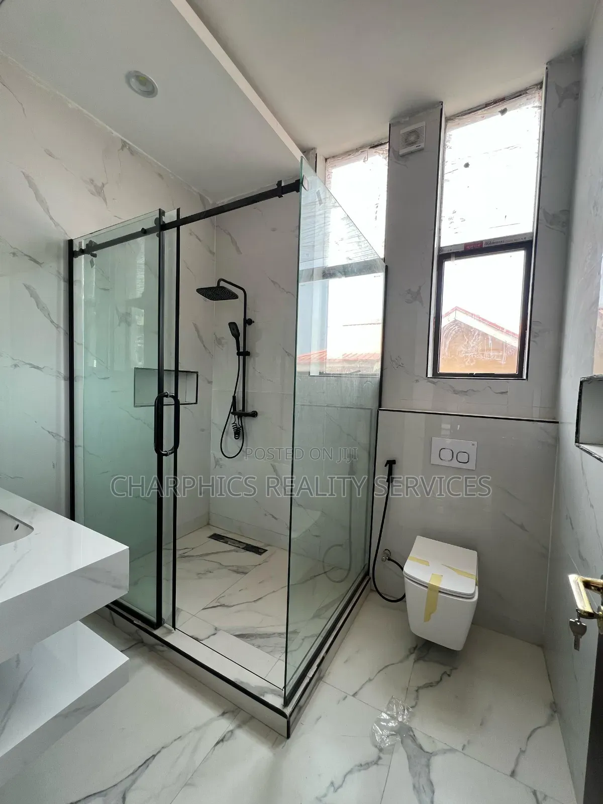 3bdrm Apartment in Lekki Phase 1 for sale