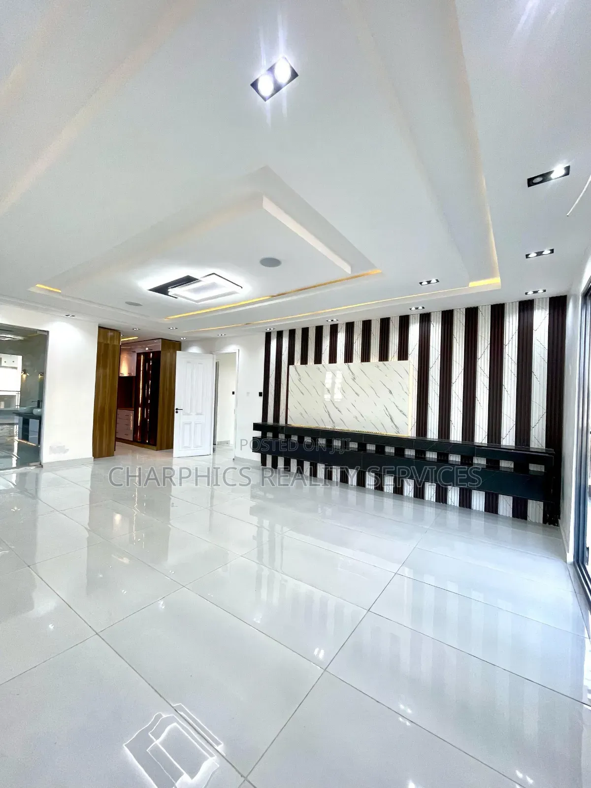 5bdrm Duplex in Ikota for sale
