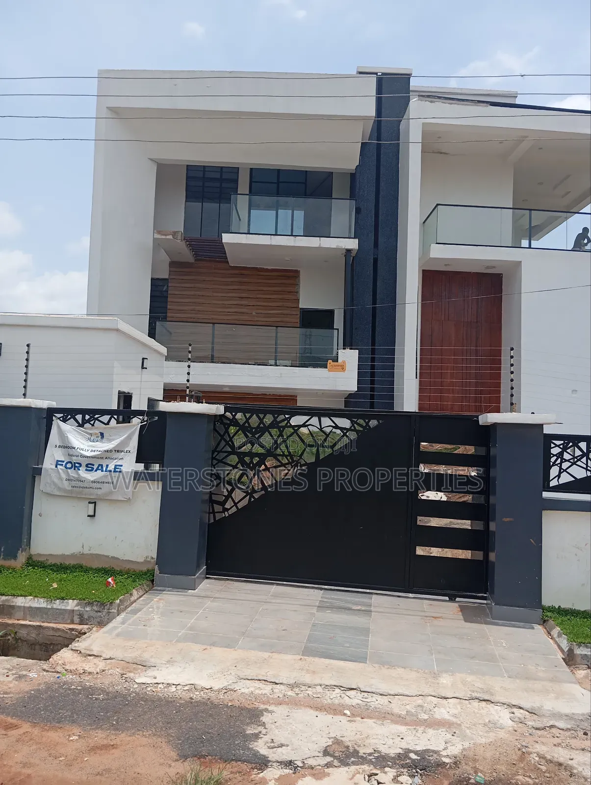 5bdrm Duplex in Federal Housing, Oshimili South for sale