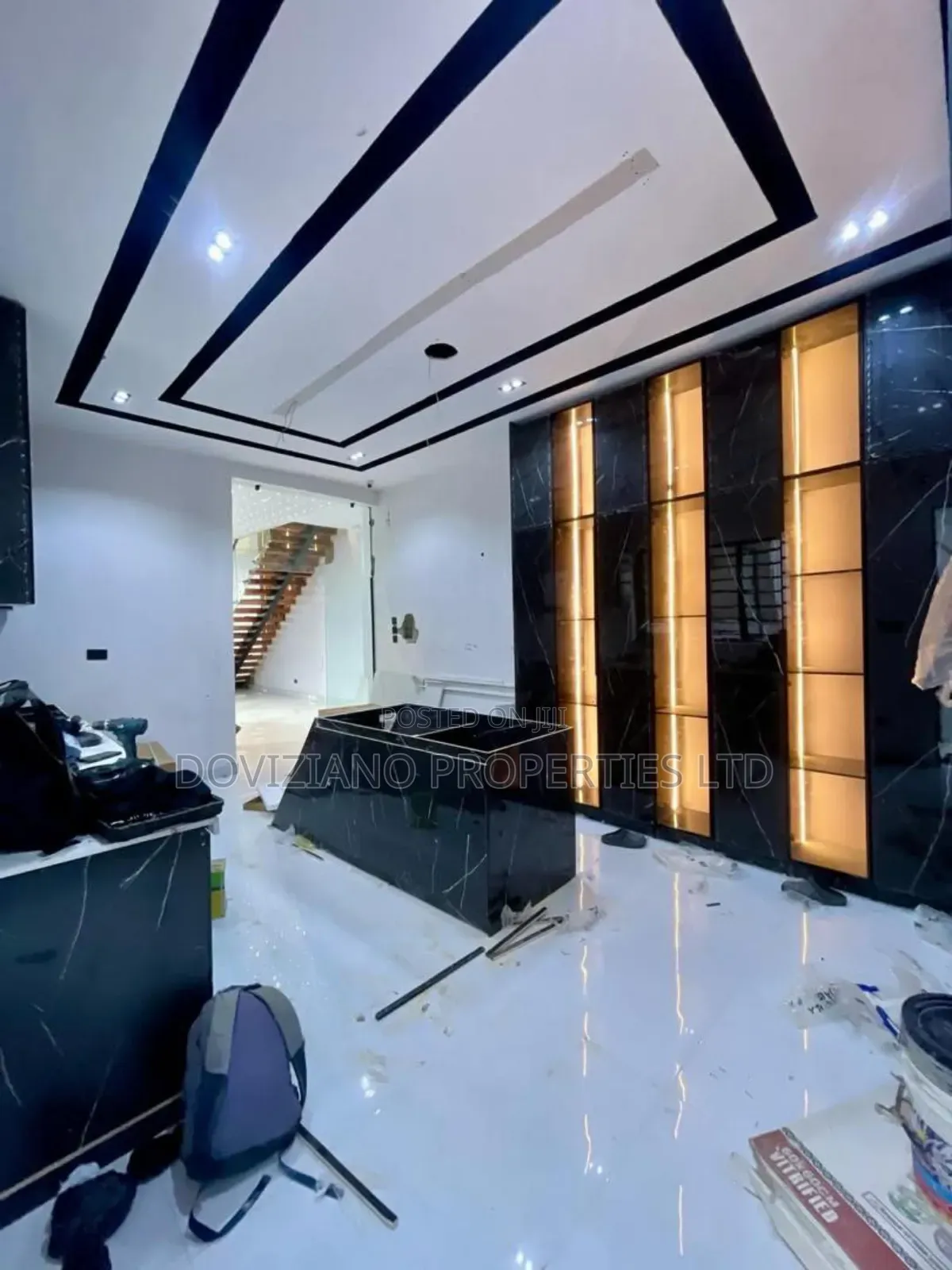 5bdrm Duplex in Chevron for sale