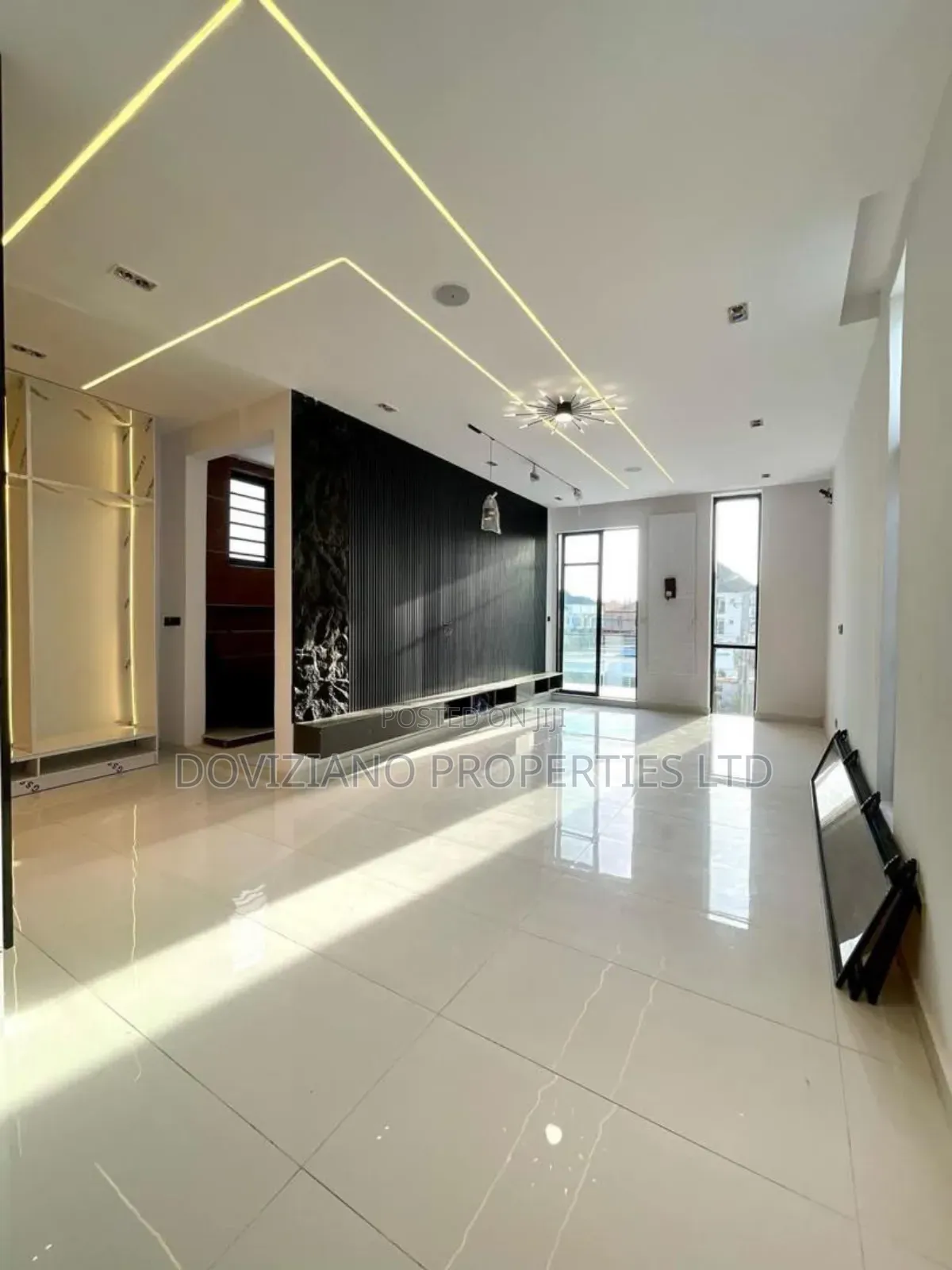 5bdrm Duplex in Chevron for sale