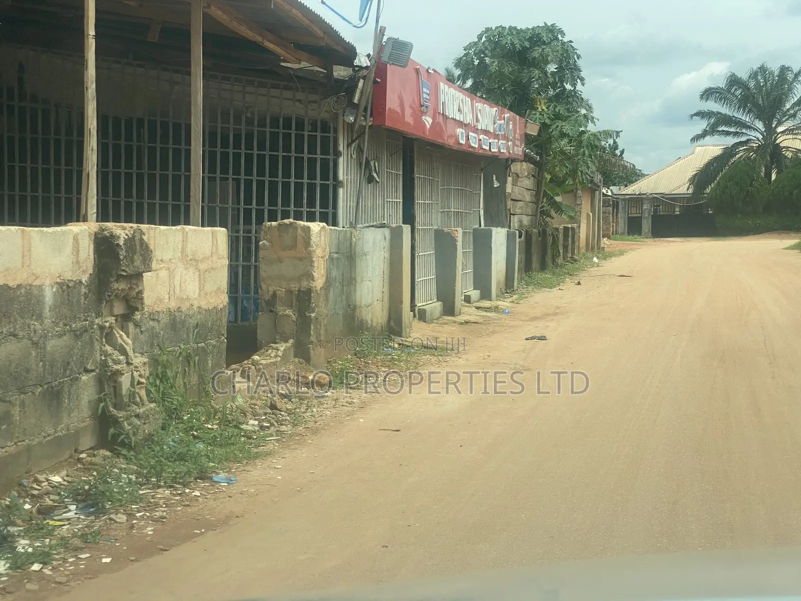 Genuine 200ft by 200ft(4plots) on a Tarred Road in Ugbor