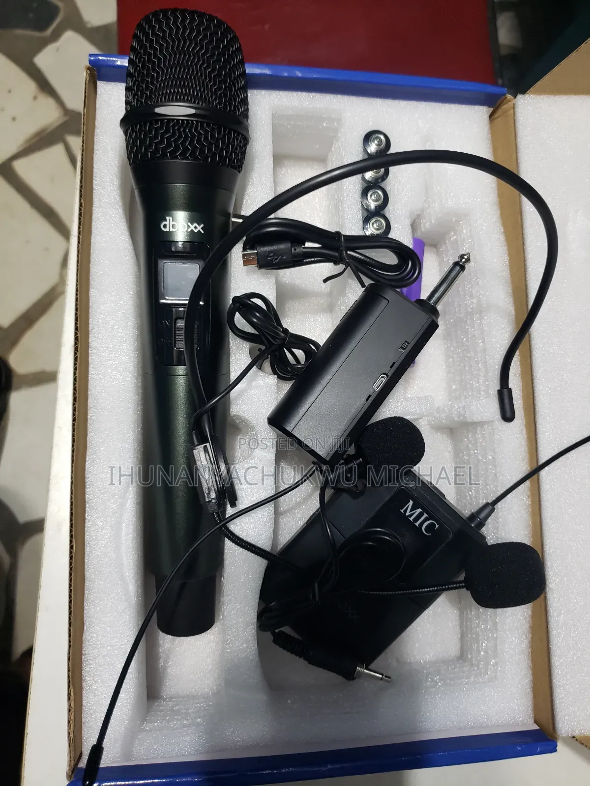 Wireless Microphone With Head Microphone and Earpiece