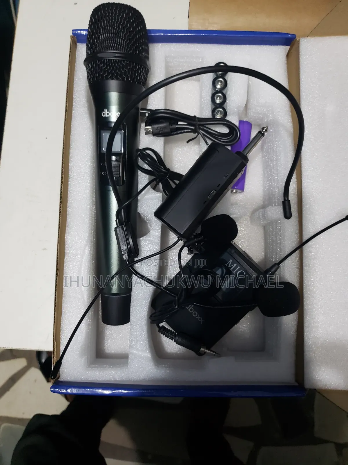 Wireless Microphone With Head Microphone and Earpiece
