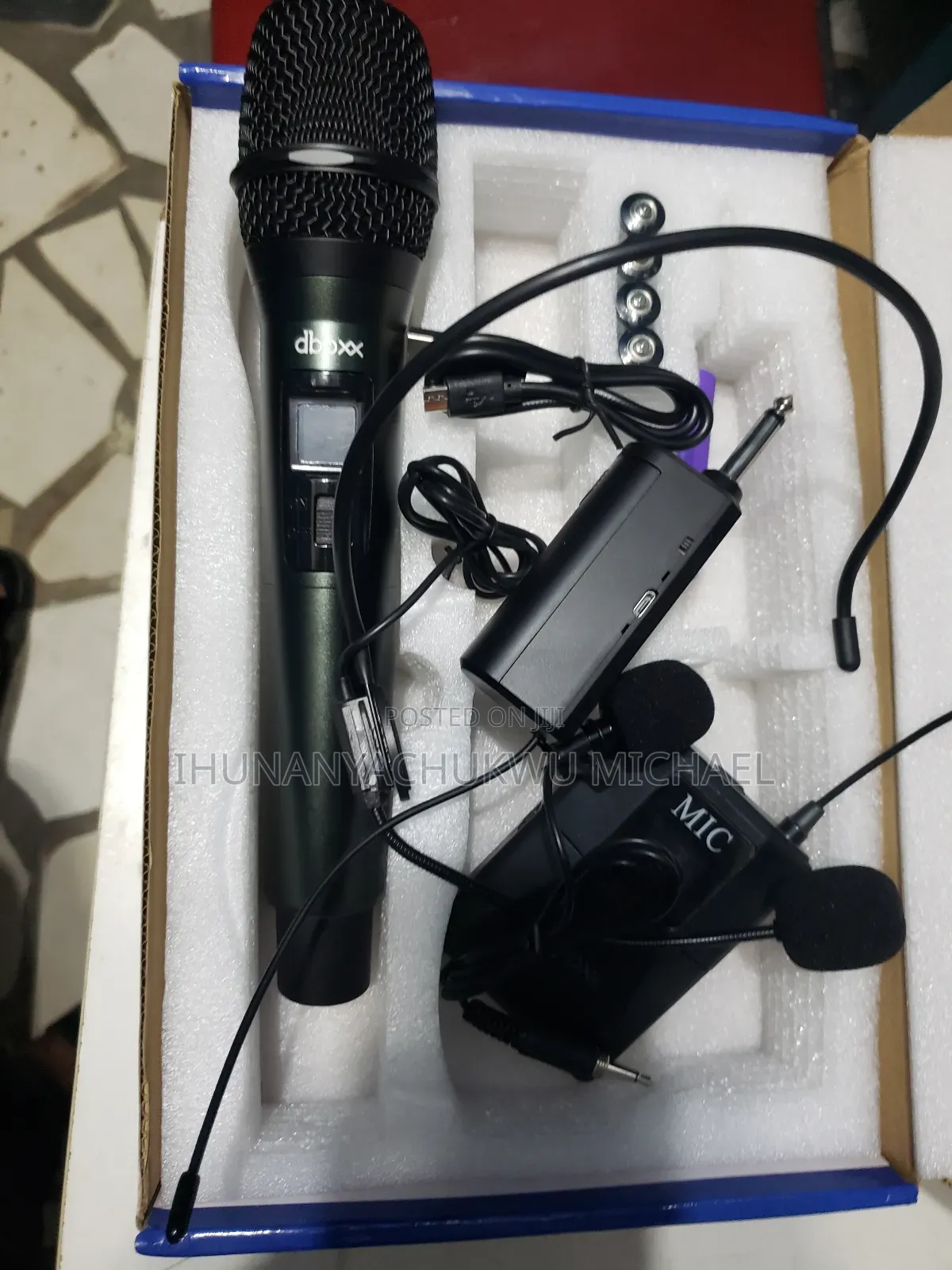 Wireless Microphone With Head Microphone and Earpiece