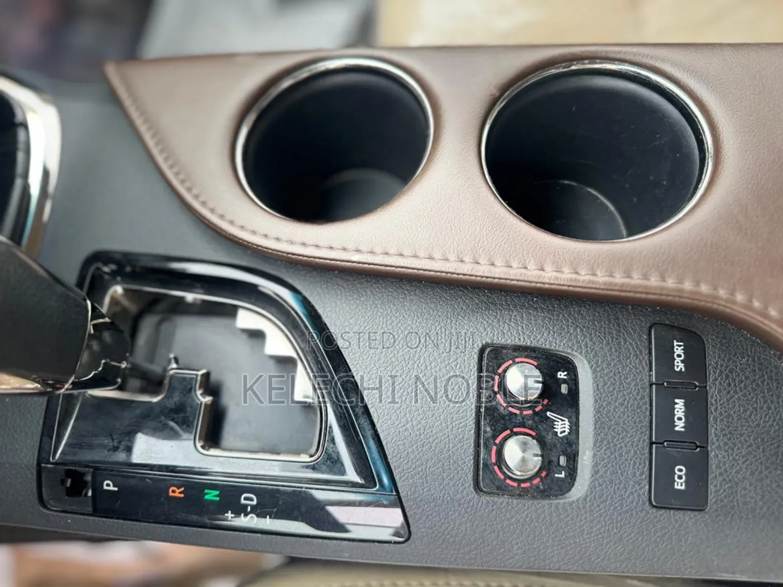 Toyota Avalon XLE Plus Sedan FWD (3.5L 6cyl 6A) 2017 Gold