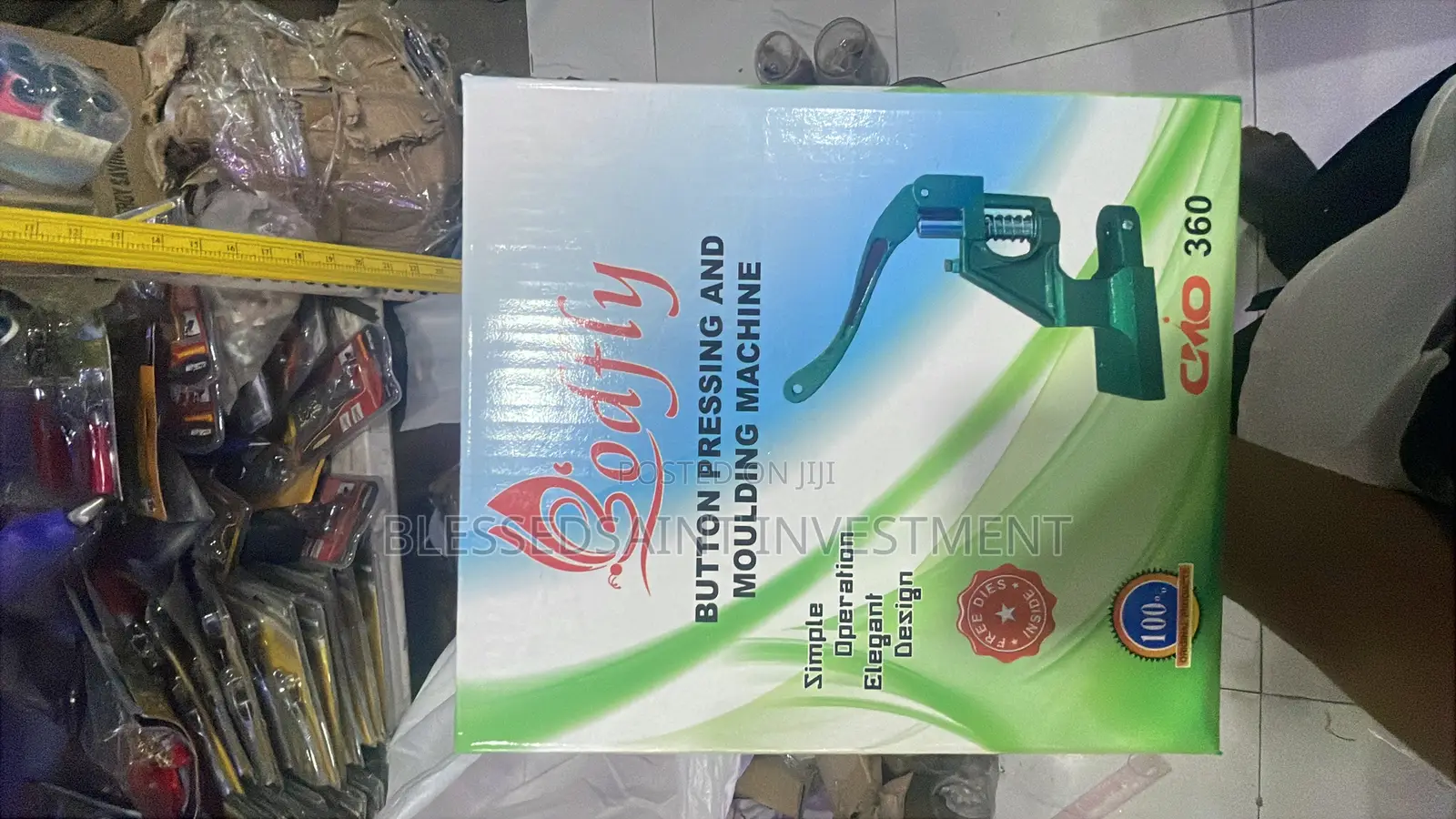 Button Pressing and Moulding Machine