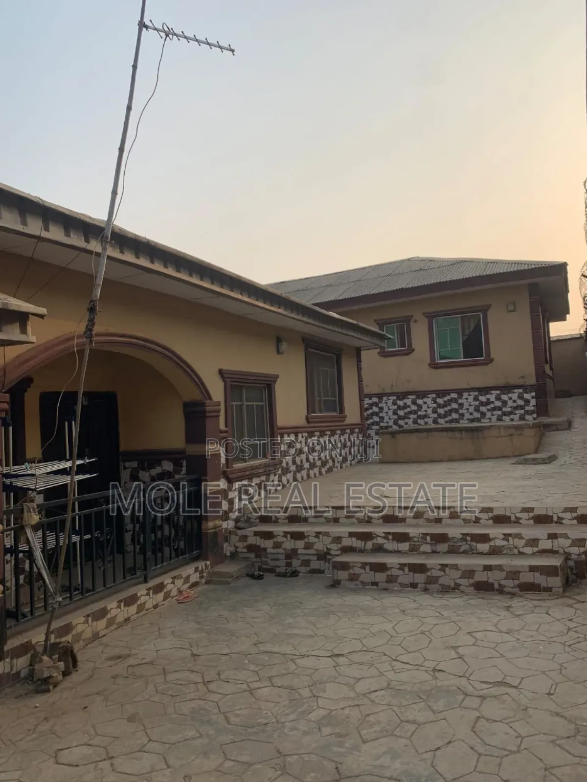 5bdrm Bungalow in Olowotedo Bustop, Obafemi-Owode for sale
