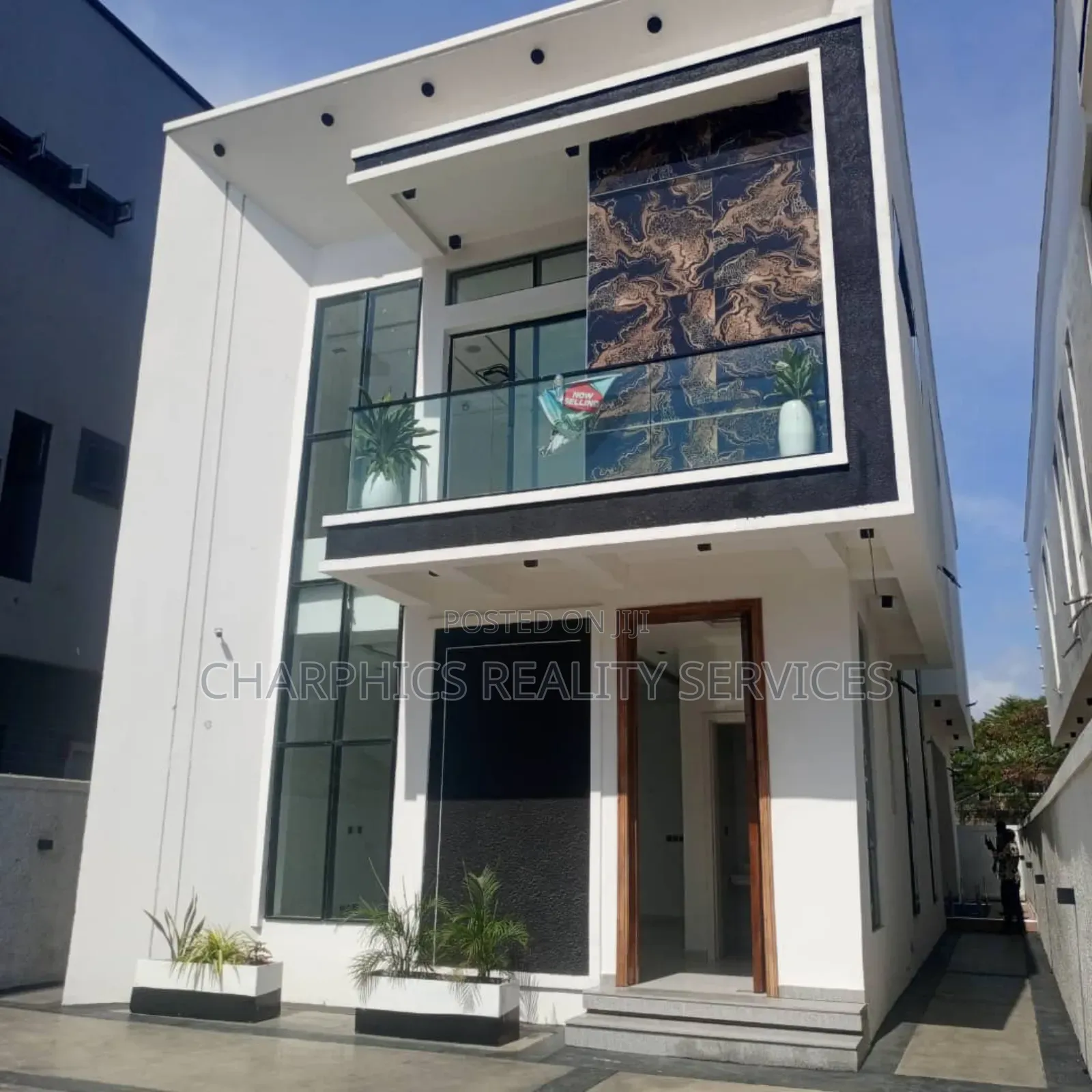 5bdrm Duplex in Chevron for sale