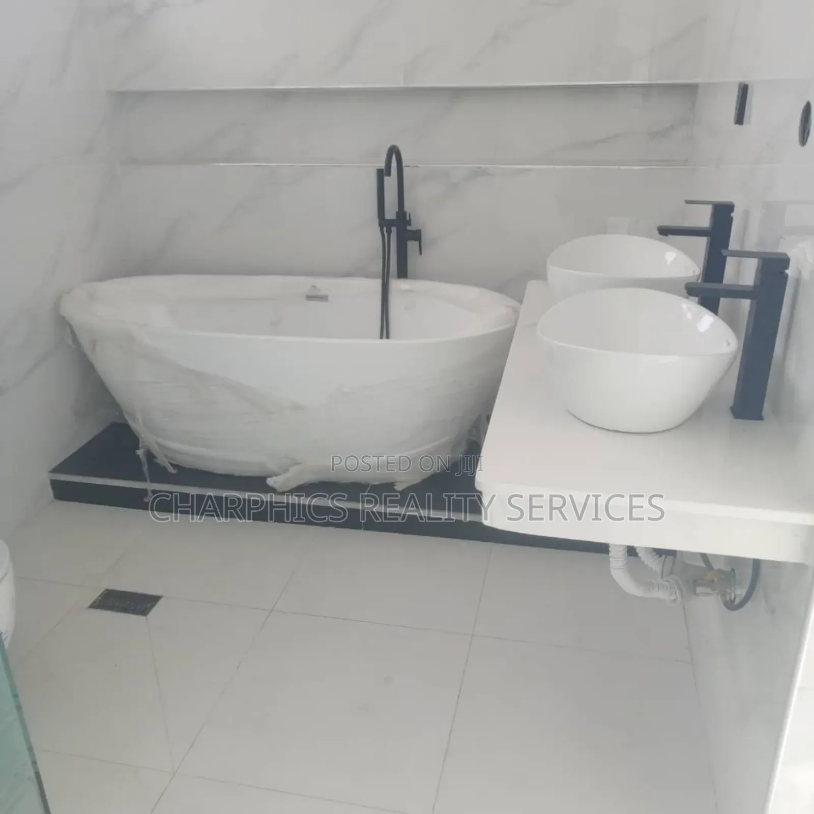 5bdrm Duplex in Chevron for sale