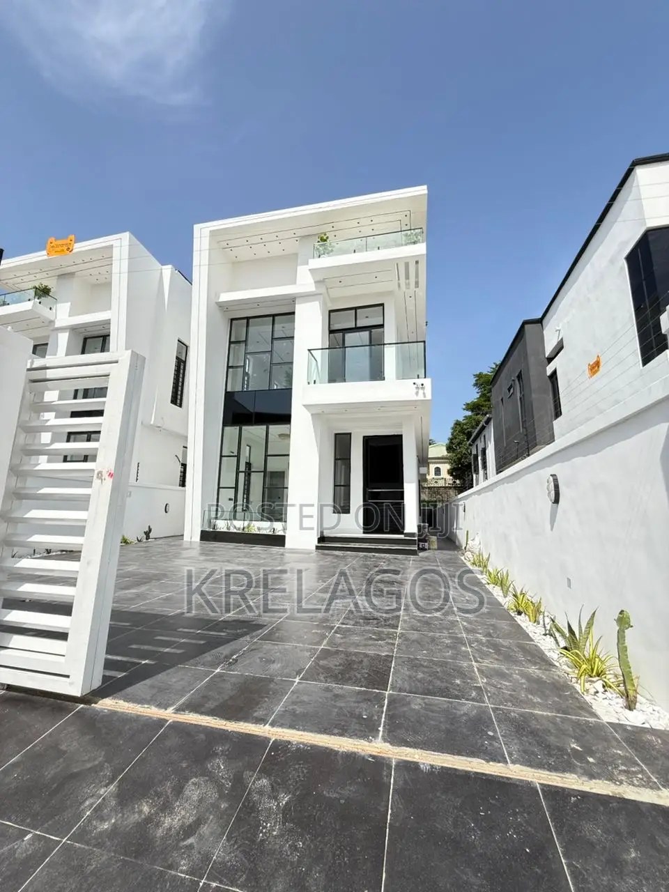 5bdrm Duplex in Chevron for sale