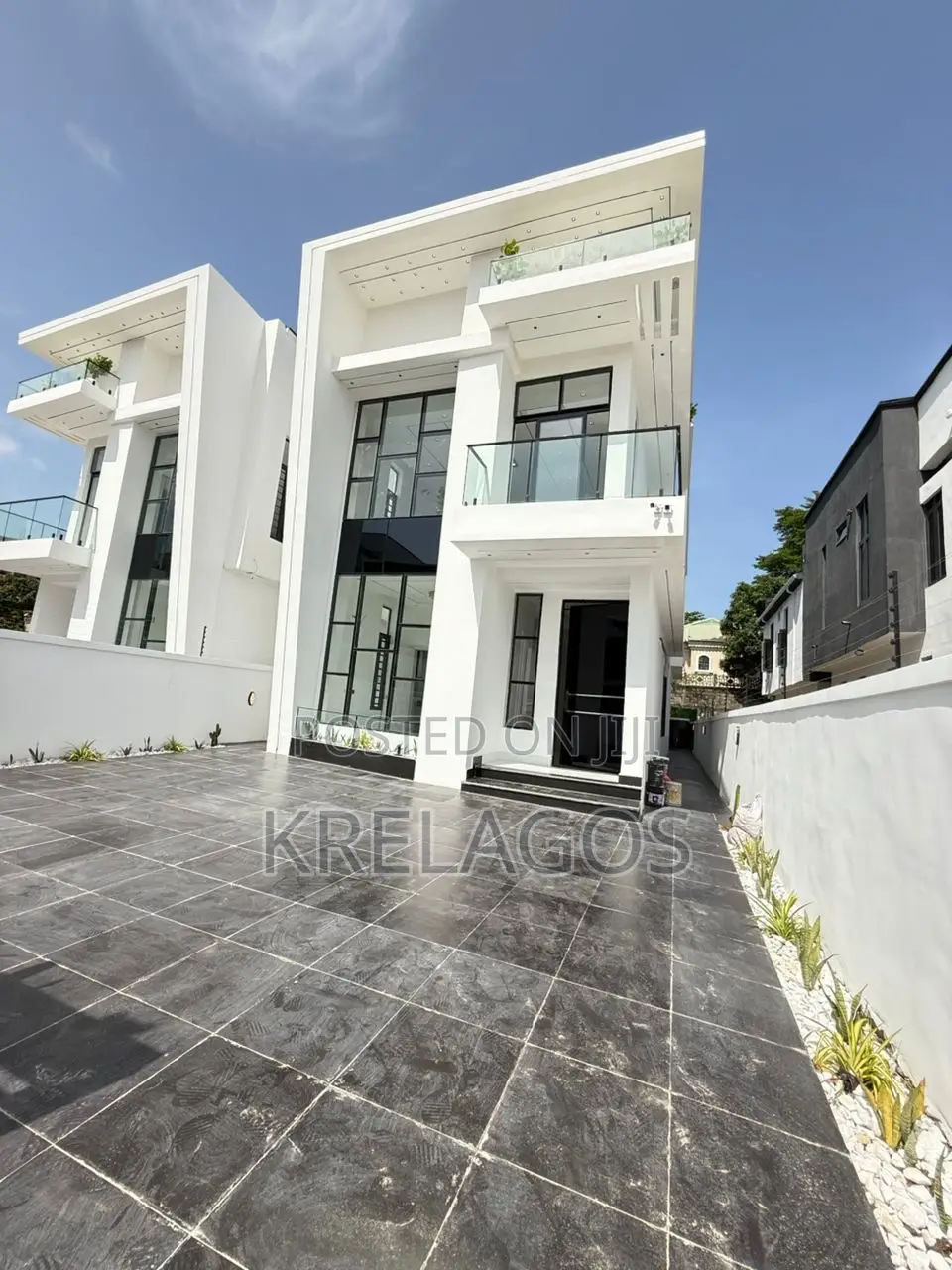 5bdrm Duplex in Chevron for sale