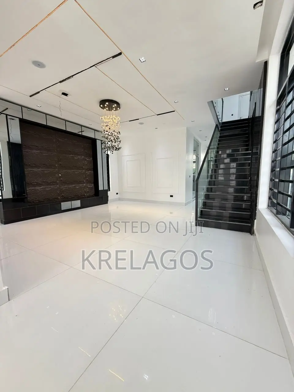 5bdrm Duplex in Chevron for sale
