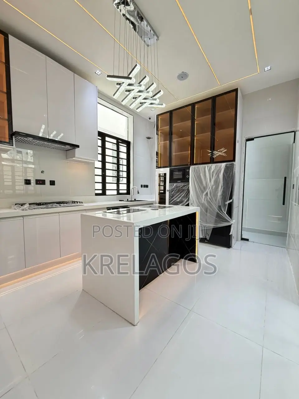 5bdrm Duplex in Chevron for sale