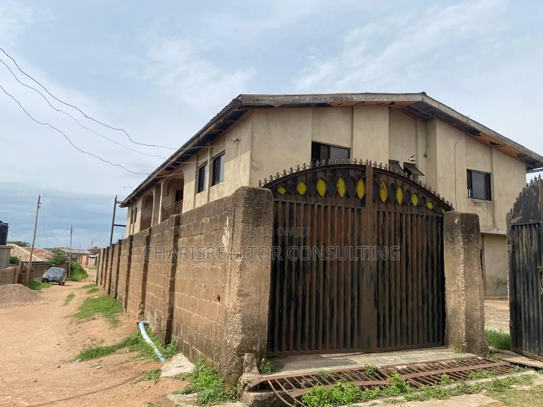 3bdrm Block of Flats in Ogo Oluwa, Alakia for sale