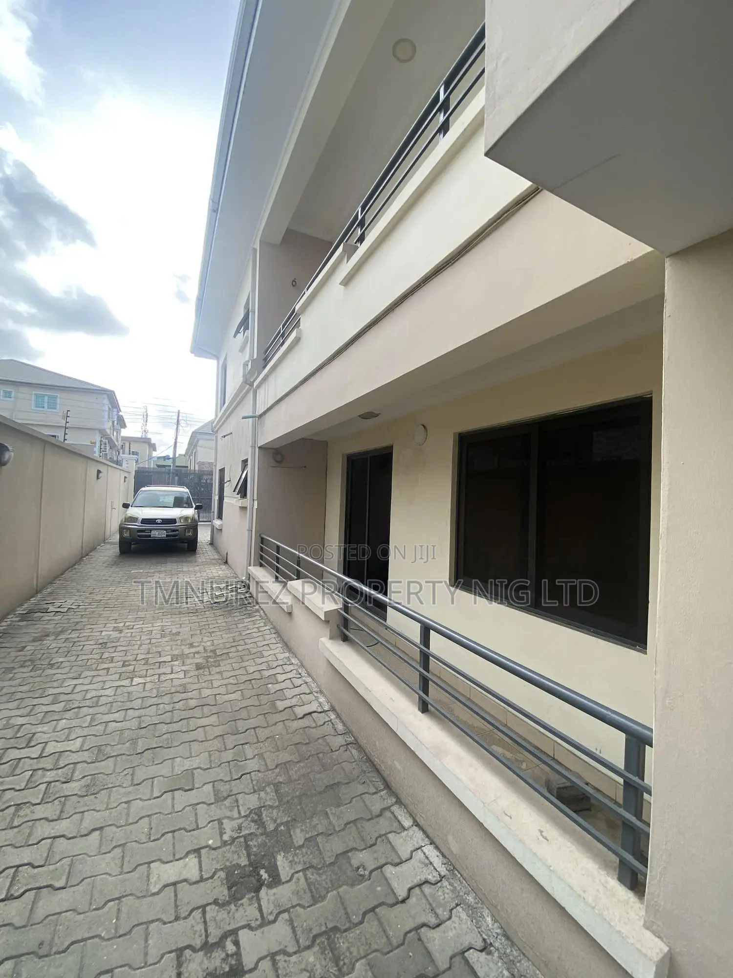 3bdrm Apartment in Osapa London, Lekki for rent