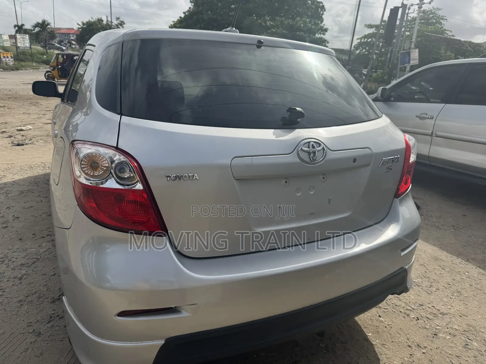 Toyota Matrix S Hatchback FWD (2.4L 4cyl 5A) 2010 Silver