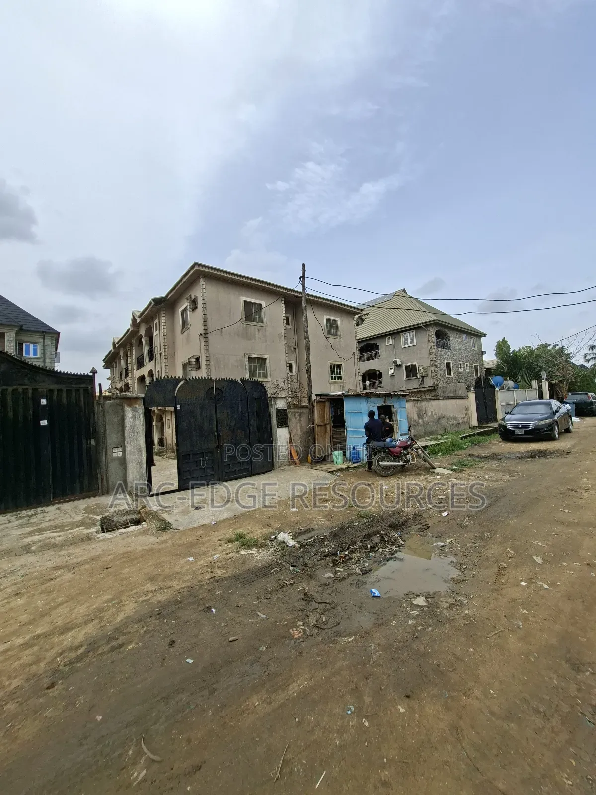 3bdrm Block of Flats in Okota for sale