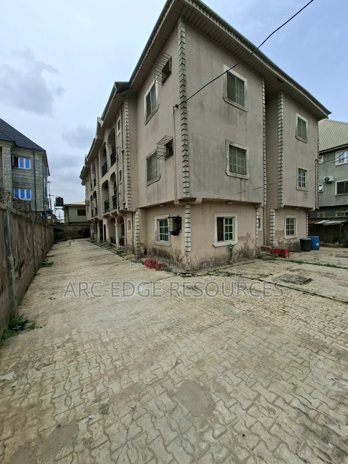 3bdrm Block of Flats in Okota for sale